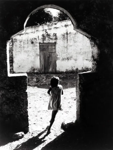 Héctor García Paso a la luz 1963 Black and White Photography Print