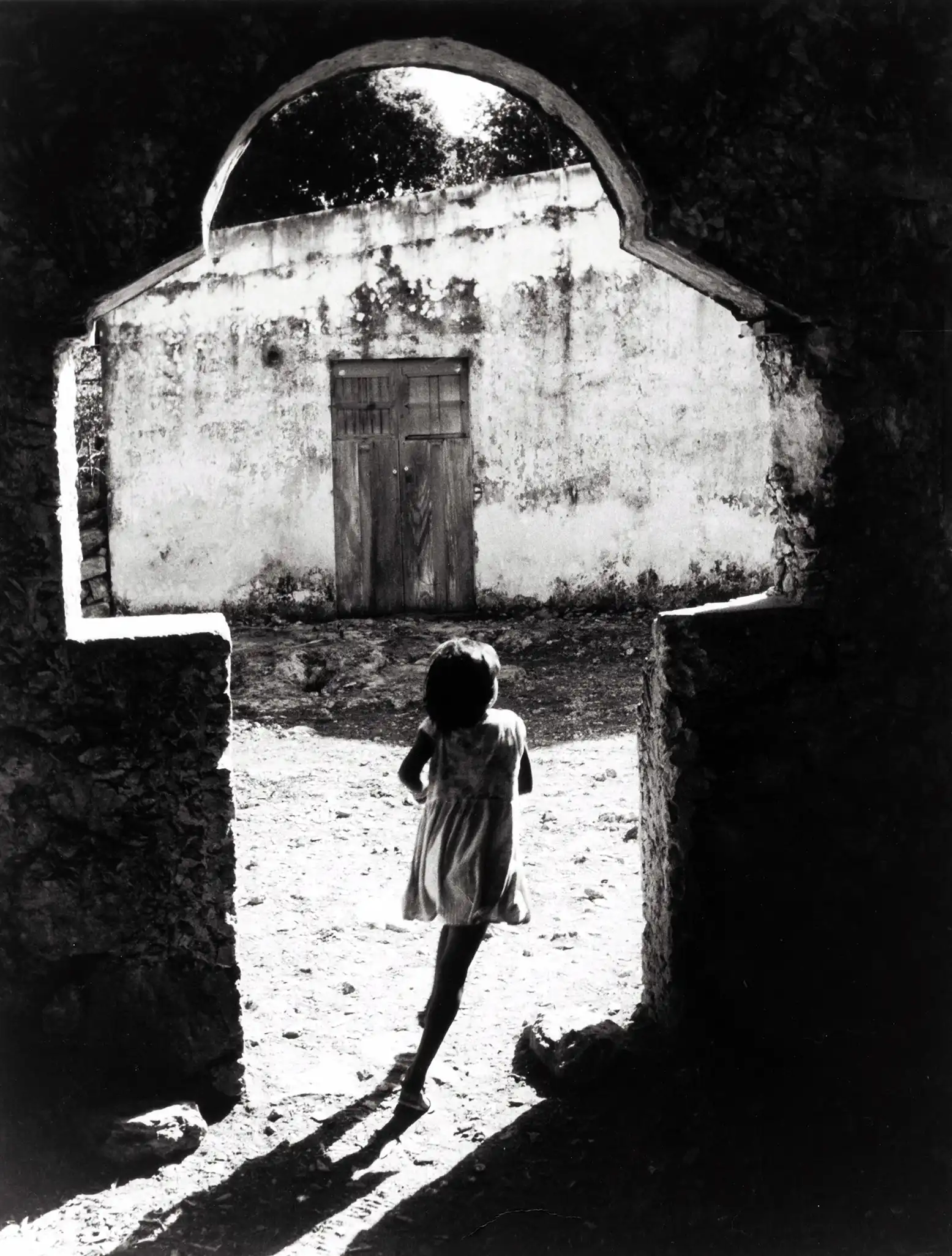 Héctor García | Fine Art Photography Poster | Girl in Archway B&W Print
