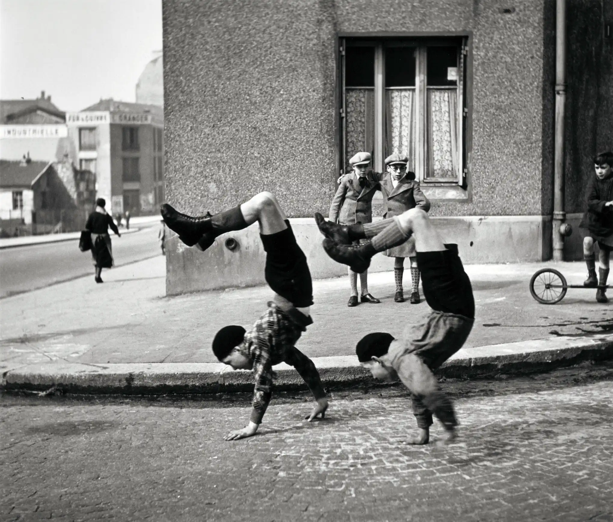 Robert Doisneau | Art Photography Poster | Children Playing in Paris