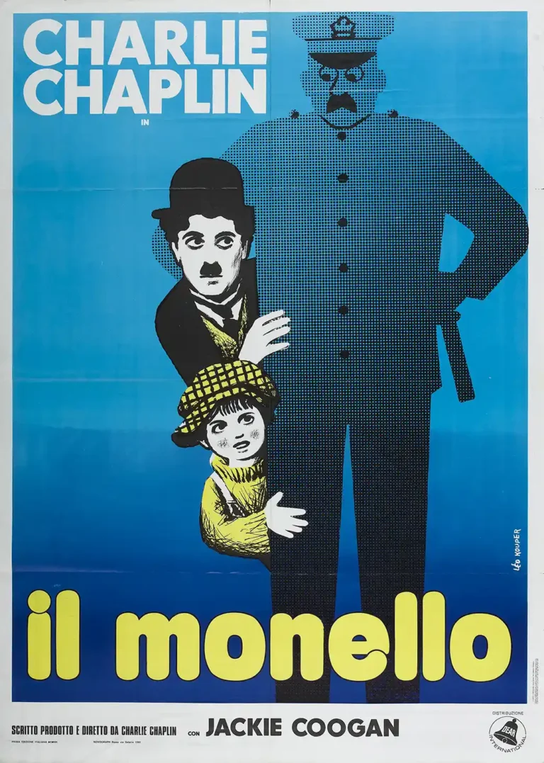 The Kid (1921) Movie Poster featuring Charlie Chaplin and Jackie Coogan hiding from a towering police officer in a retro Italian B2 art style.