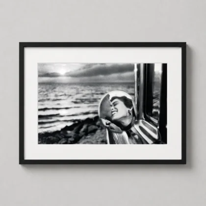 Elliott Erwitt – California Kiss Santa Monica 1955 wall print with documentary visual presence by MerchFuse