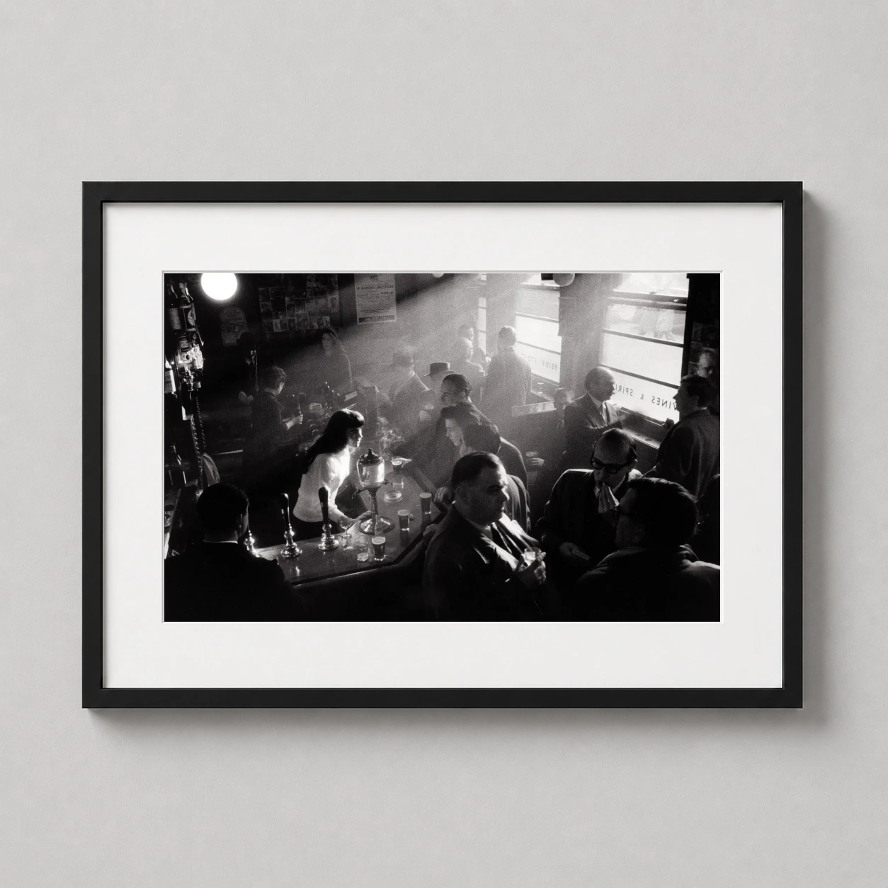Pub Soho 1955 Willy — smoky 1955 Soho pub scene captured by Willy Ronis, featuring patrons