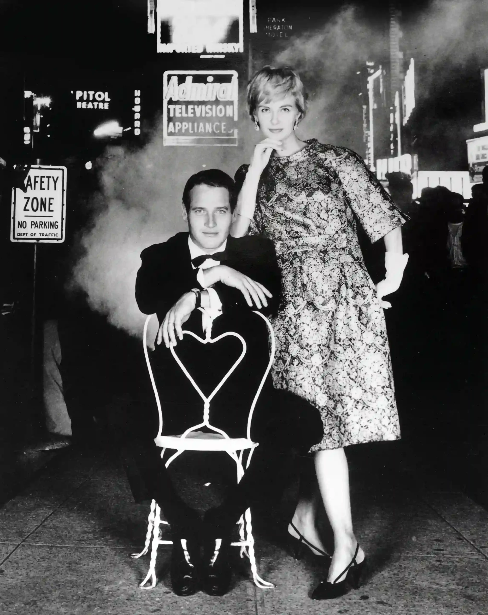 Paul Newman Joanne Woodward — paul Newman and Joanne Woodward appear together in a Times Square night