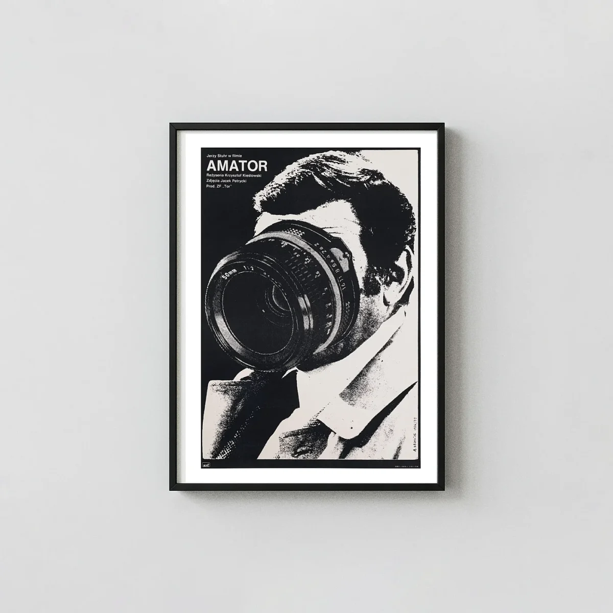 Amator (Camera Buff) | Movie Poster | Kieślowski Minimalist Minimalist Movie Poster xe2x80x93 Portrait Frame Wall Art Mockup | MerchFuse